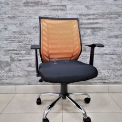 Кресло Barneo K-138 для персонала (черная ткань оранжевая сетка) в Качканаре - kachkanar.mebel24.online | фото
